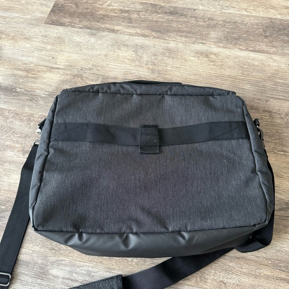 Like New! Samsonite Messenger Travel Laptop Bag - Picture 6 of 9